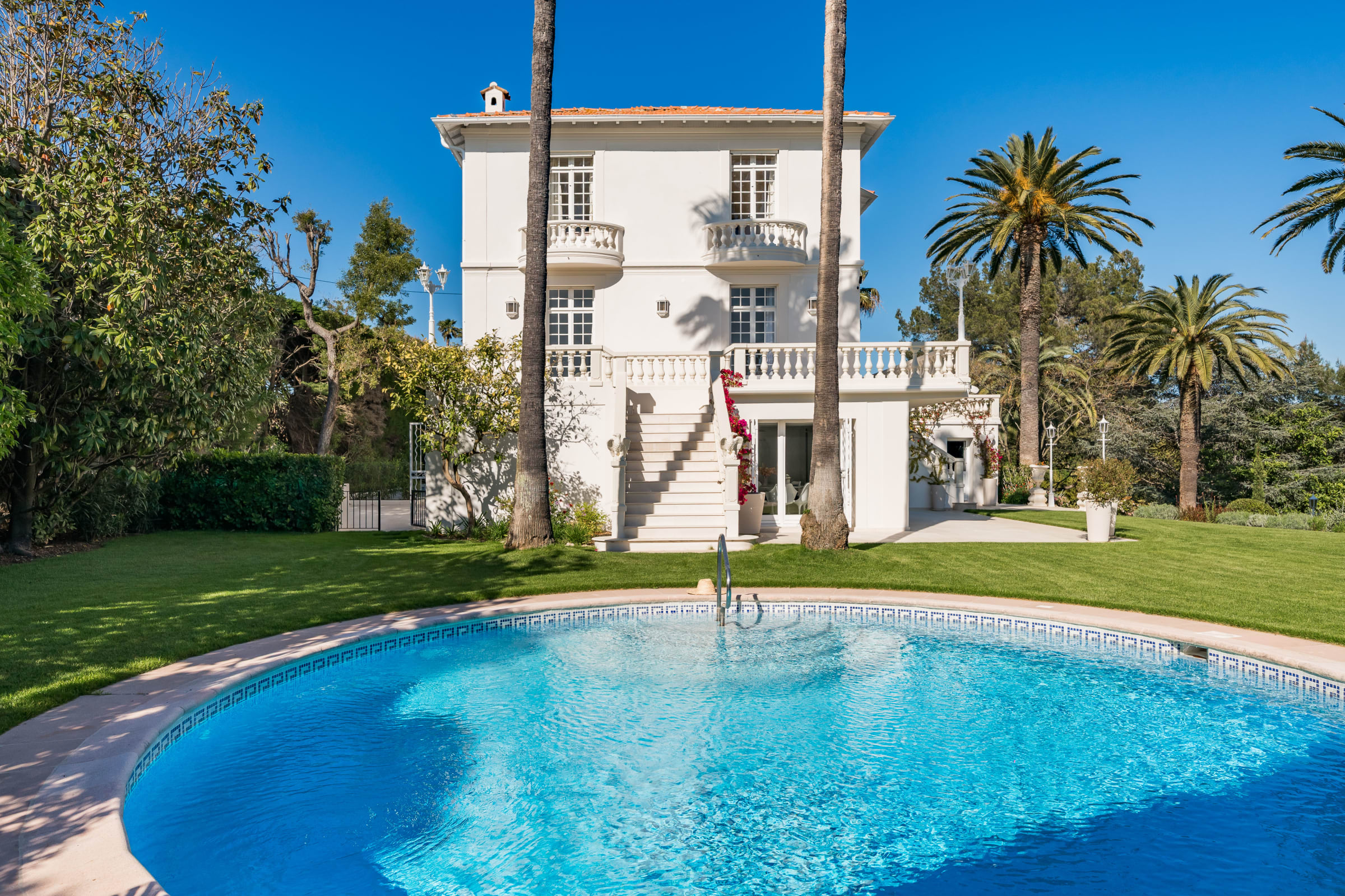 Villa Safran Super-Cannes Cannes: Luxury 5-Bedroom Villa with Heated Pool and Sea Views, Cannes