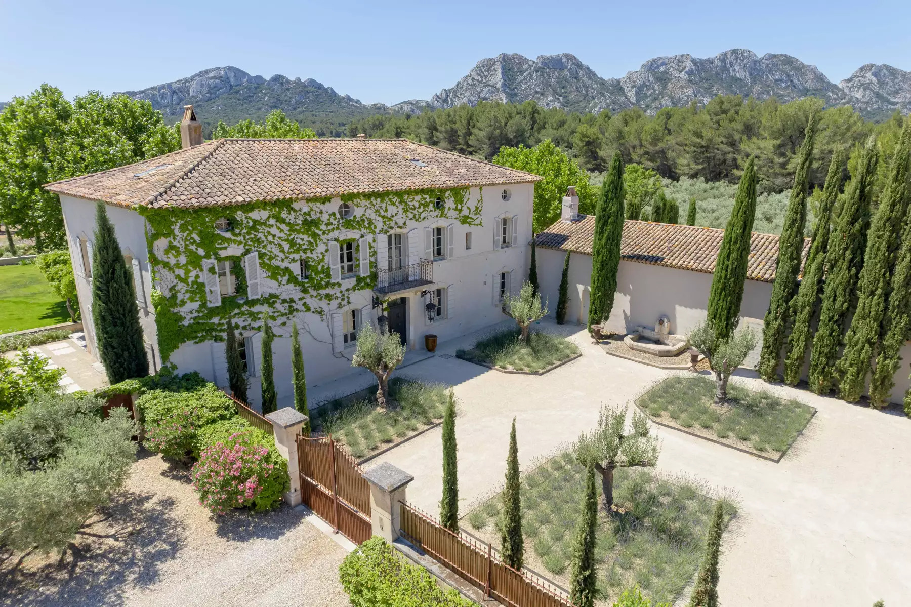 Villa Safran Val d’Enfer Arles: Luxury 7-Bedroom Villa with Heated Pool and Spa, Saint-Rémy-de-Provence