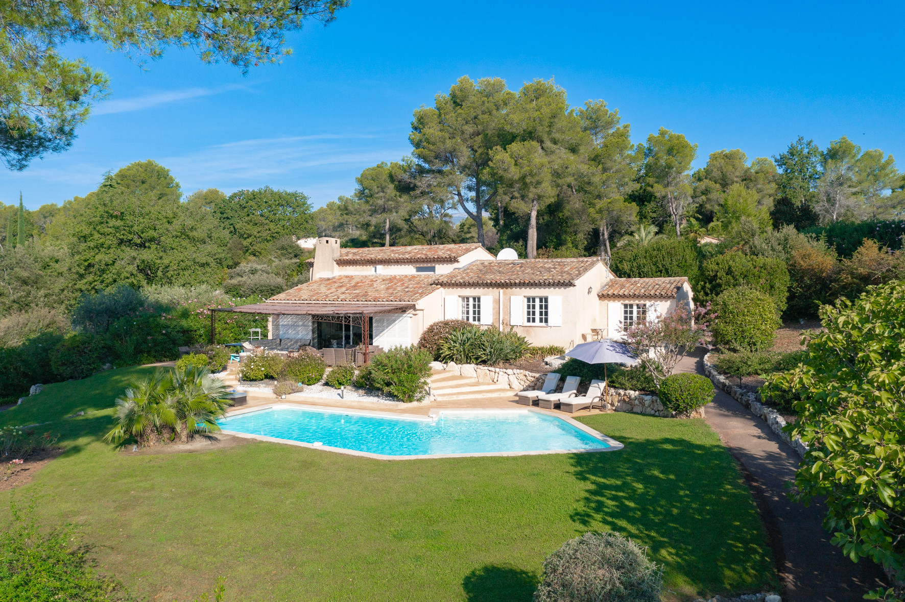 Villa Safran Valbonne Valbonne: Luxury 5-Bedroom Villa with Private Pool near Valbonne, Côte d’Azur