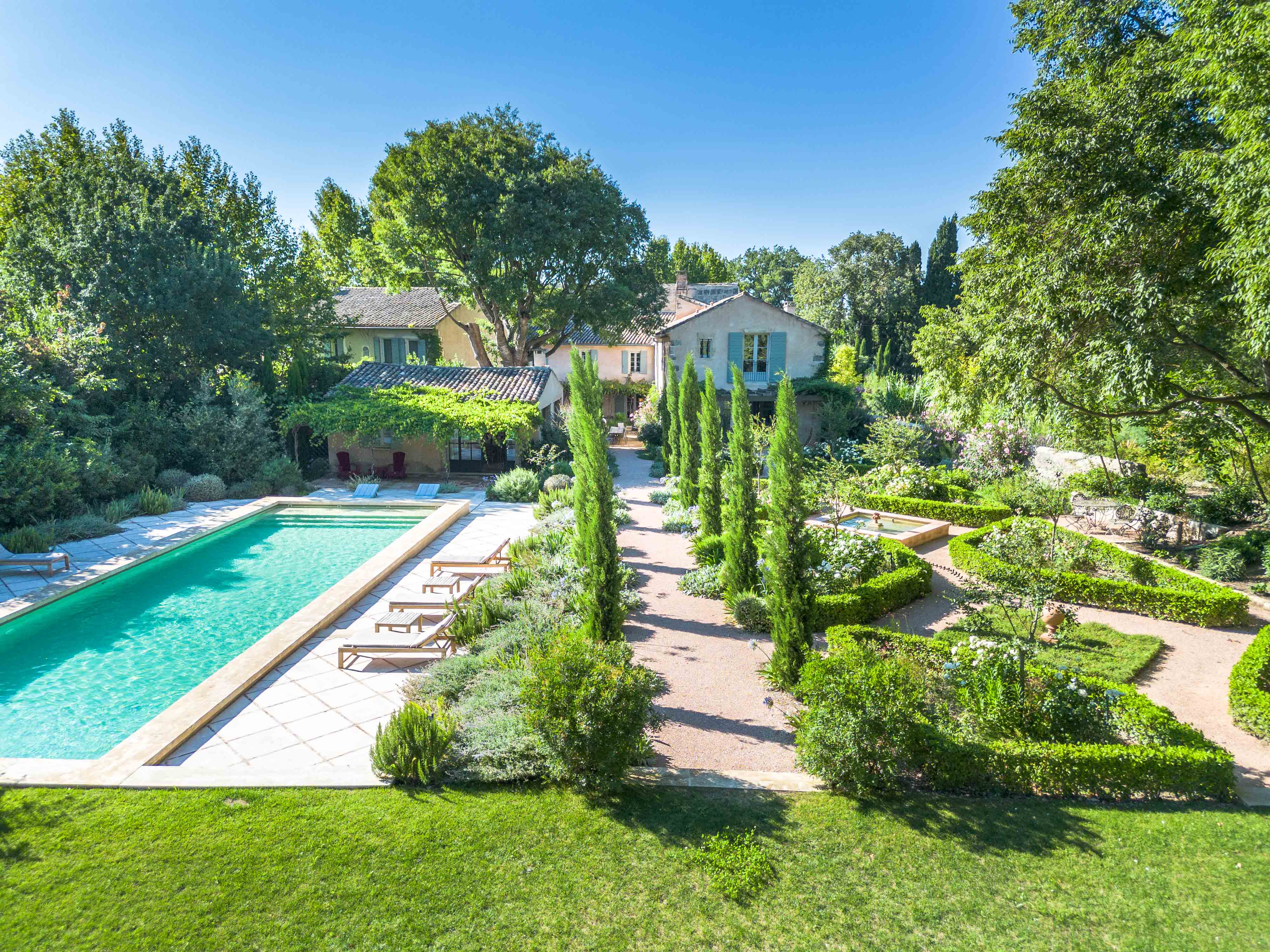 Villa Safran Valdauphin Arles: Luxury 8-Bedroom Villa with Pool and Spa in Saint-Rémy-de-Provence