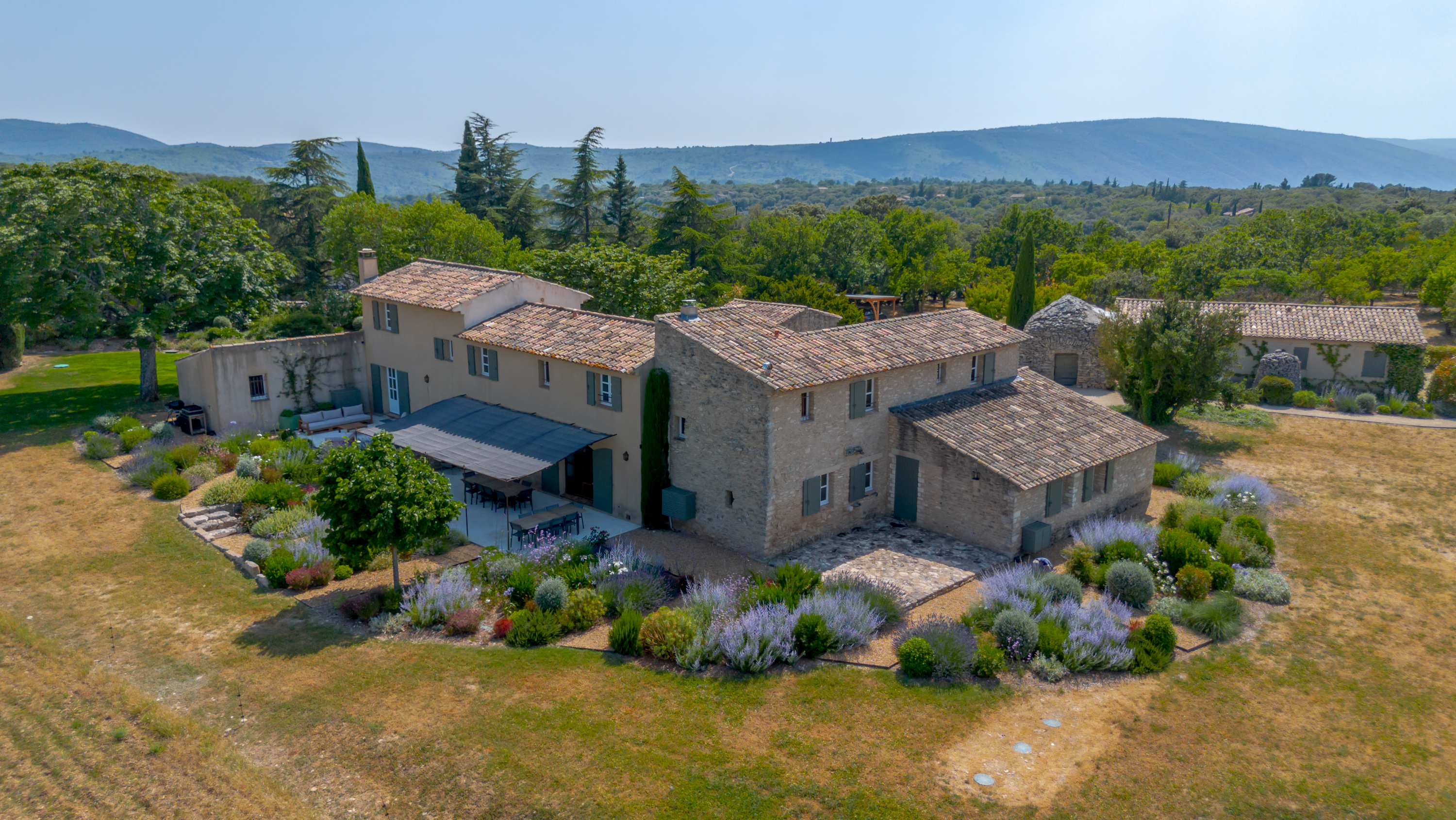 Villa Safran Vaucluse Vaucluse: Luxury 6-Bedroom Villa with Heated Pool and Spa, Vaucluse Provence