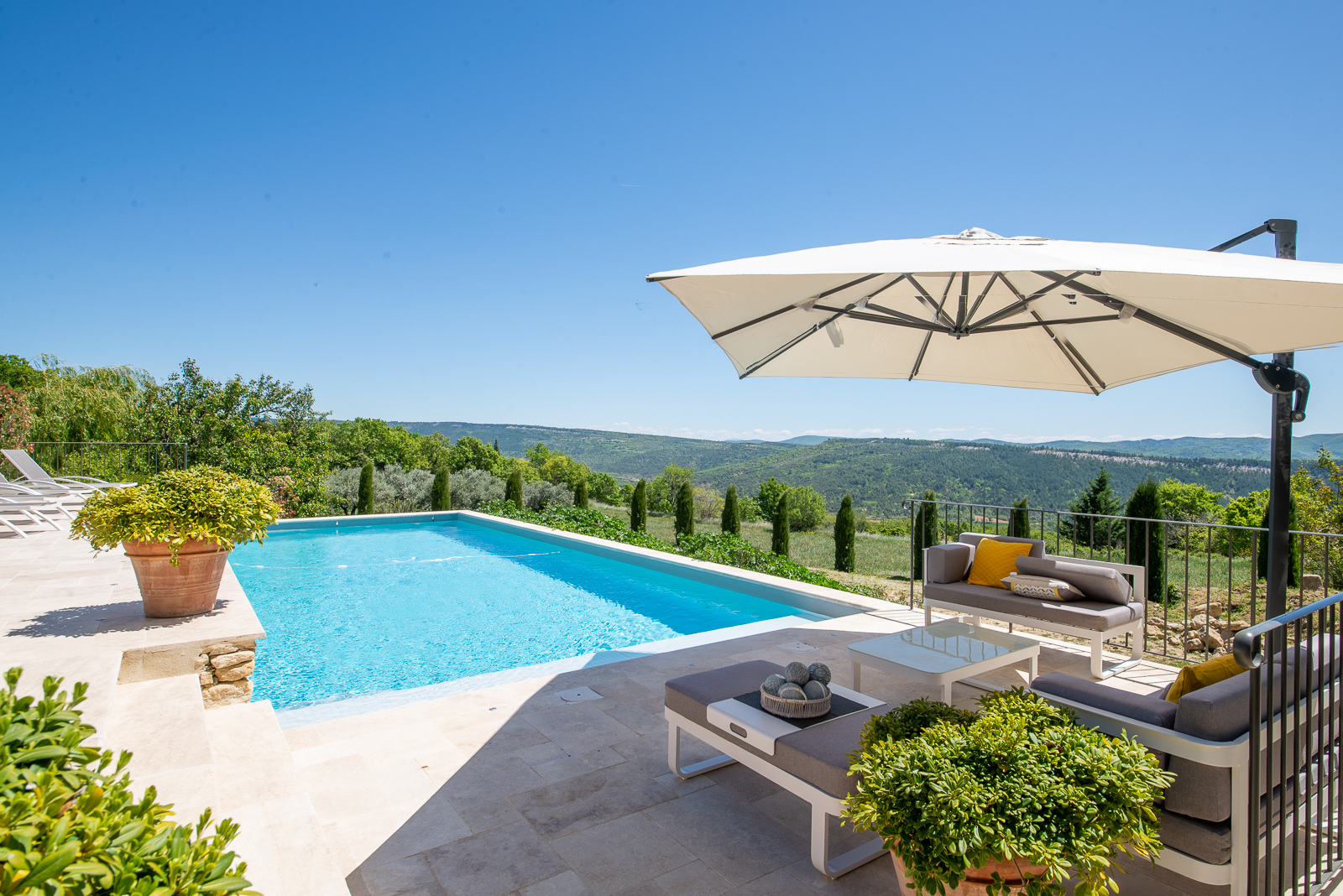 Villa Safran Vaucluse Viens: Luxury 4-Bedroom Villa with Heated Pool and Spa, Vaucluse Provence