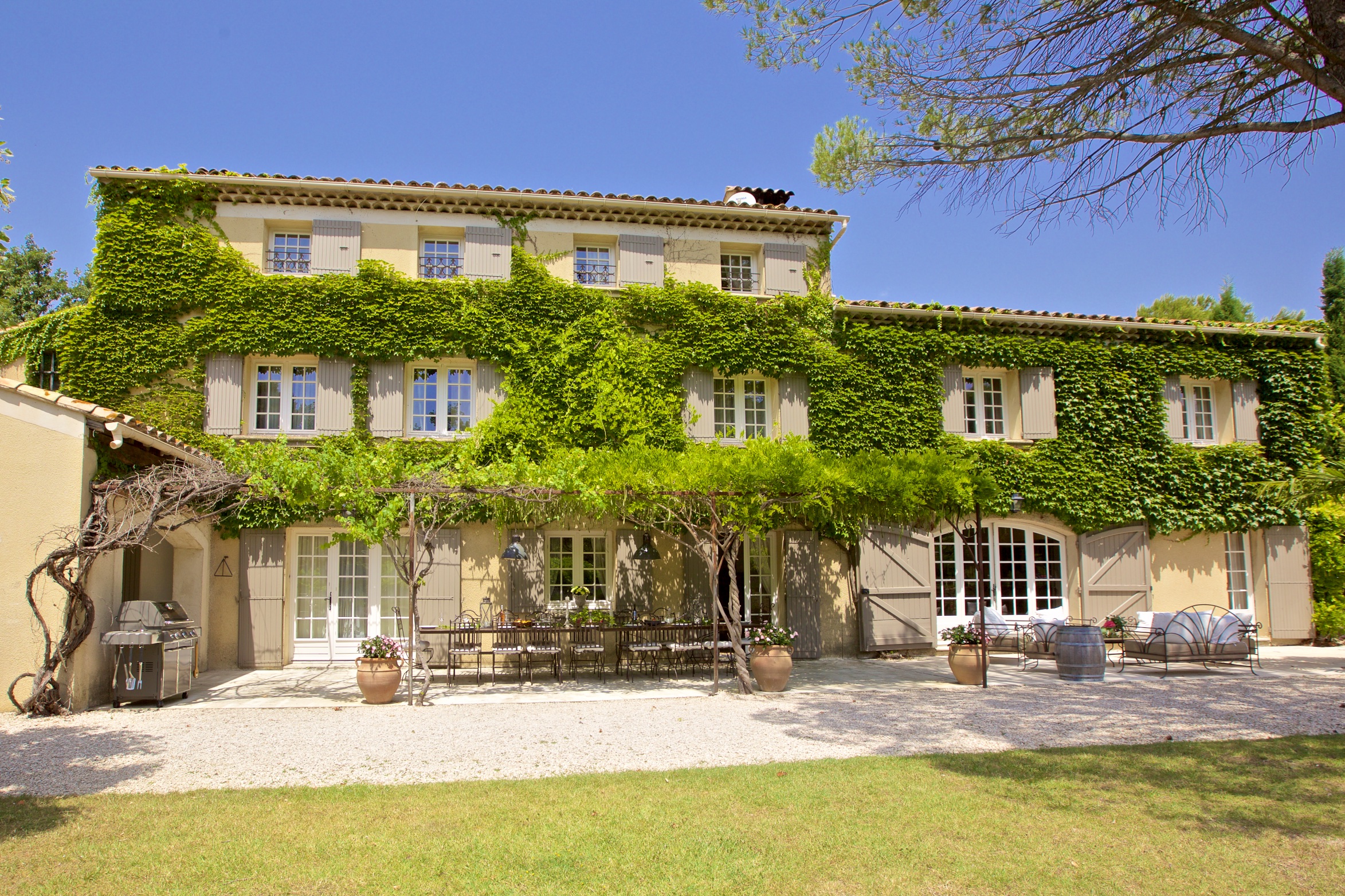 Villa Safran Vernègues Aix-en-Provence: Luxury 9-Bedroom Villa with Private Pool and Spa, Aix-en-Provence