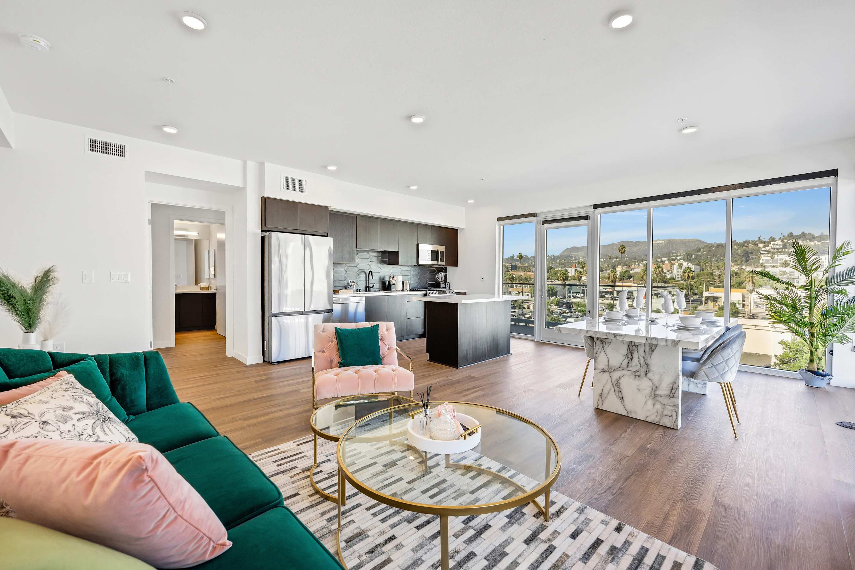 Villa Safran Whitley East Hollywood: Luxury 2-Bedroom Apartment with Pool and Gym, East Hollywood