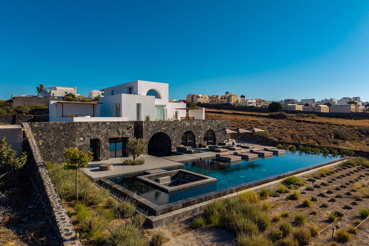 Villa Λευκό Φοινικιά Santorini: 5-Bedroom Caldera-Edge Villa with Infinity Pool and Aegean V