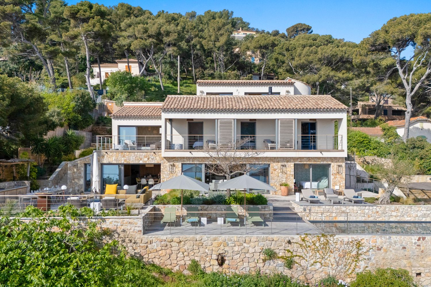 Villa Scintillante Croisette Cannes: 5-Bedroom Beachfront Villa with Infinity Pool and Tennis Cou