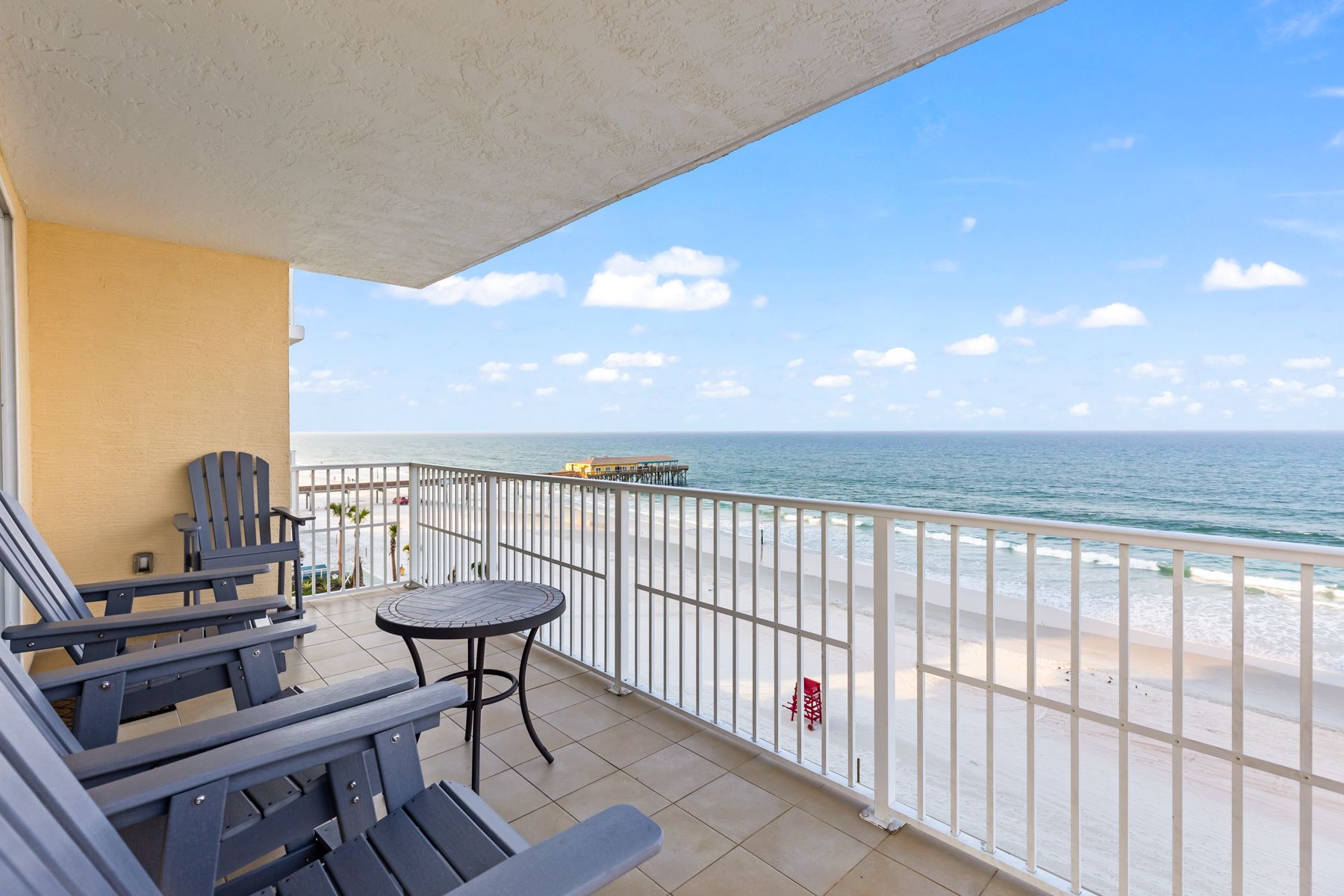 Villa Seabreeze Seabridge Daytona: 4-Bedroom Oceanfront Luxury Apartment with Heated Pool in Da
