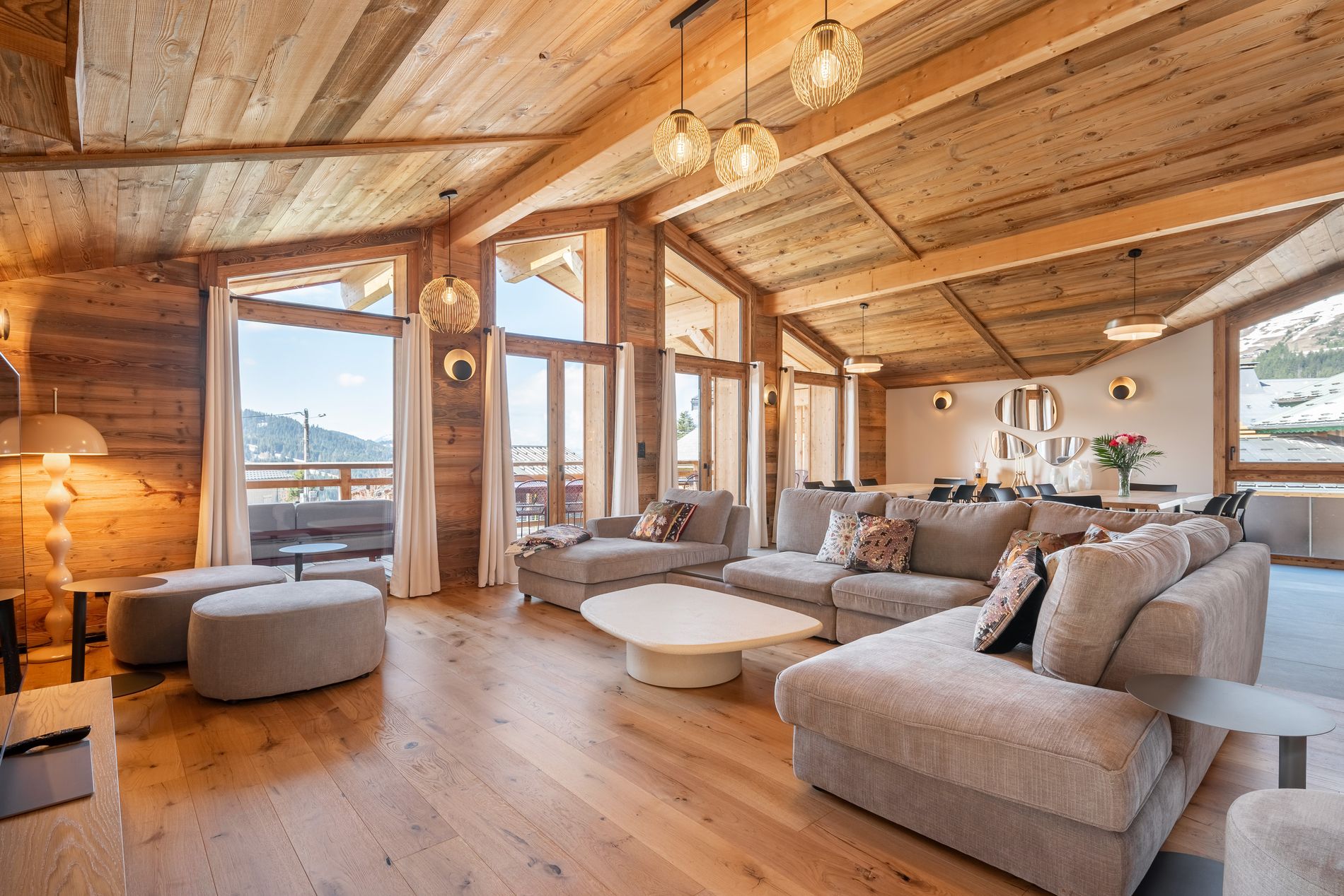 Villa Séchard Nanchez Les Gets: Luxury 5-Bedroom Villa with Gym and Hot Tub, Les Gets