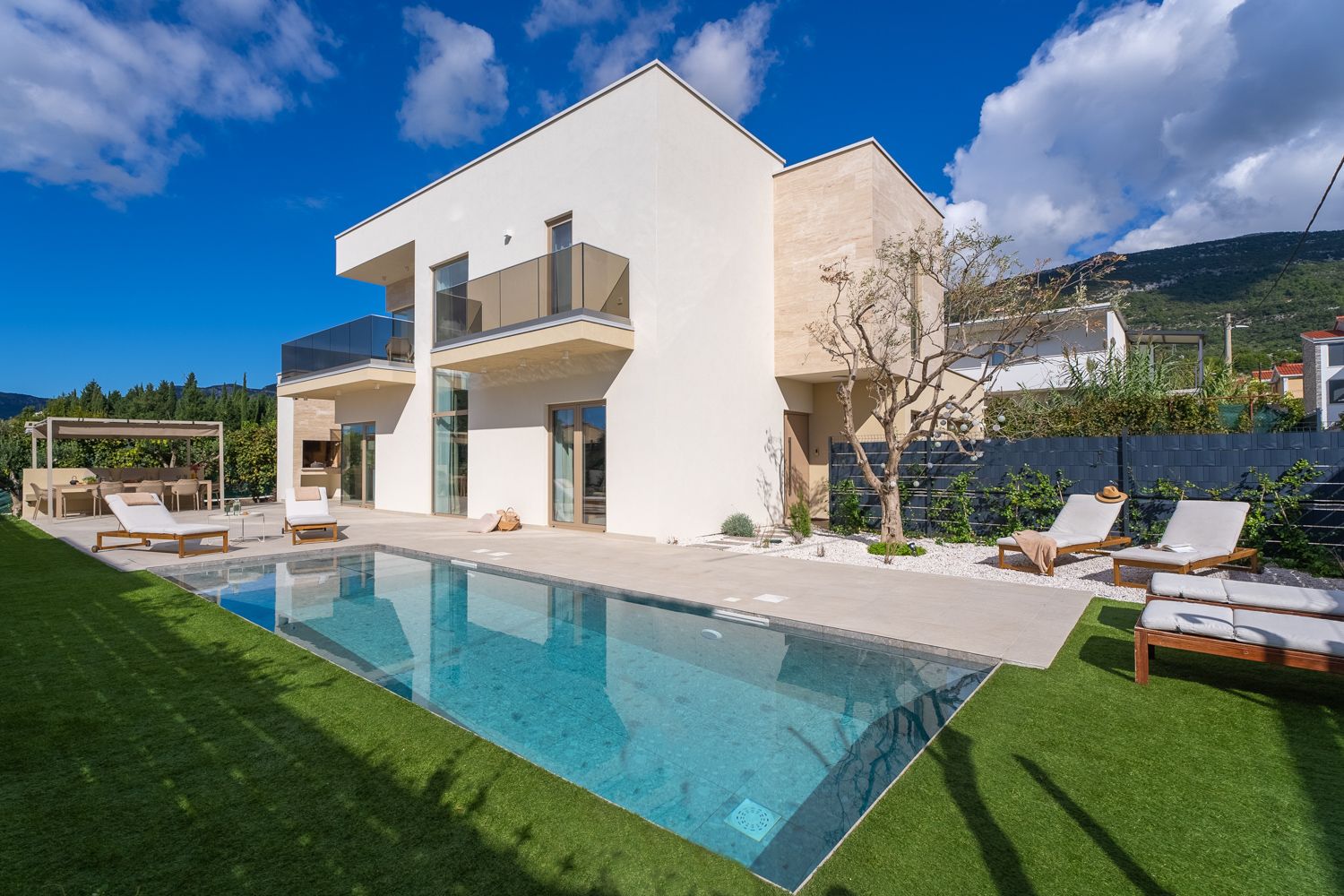 Villa Sjaj Bačvice Split: 3-Bedroom Villa with Heated Pool, Spa & Tennis Court near Sp