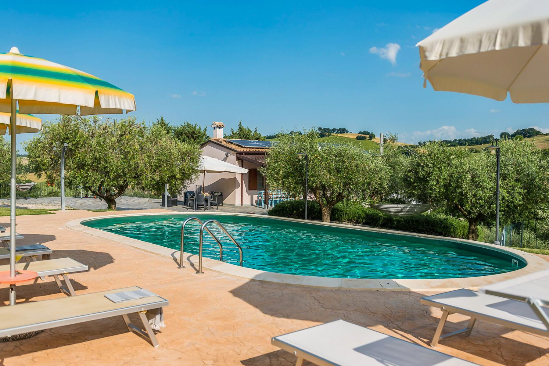 Villa Smeraldo Gradara Pesaro: 5-Bedroom Villa with Private Pool, Spa & Tennis Court in Le