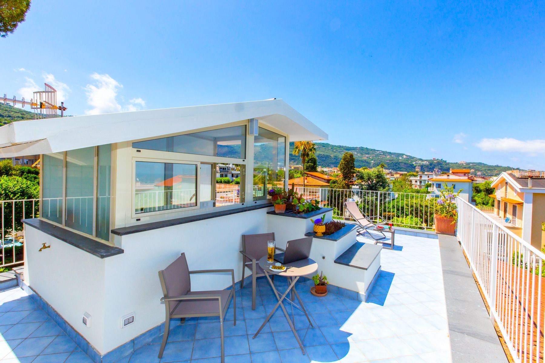 Villa Smeraldo Posillipo Napoli: 5-Bedroom Villa with Private Pool and Hot Tub in Napoli, Ama