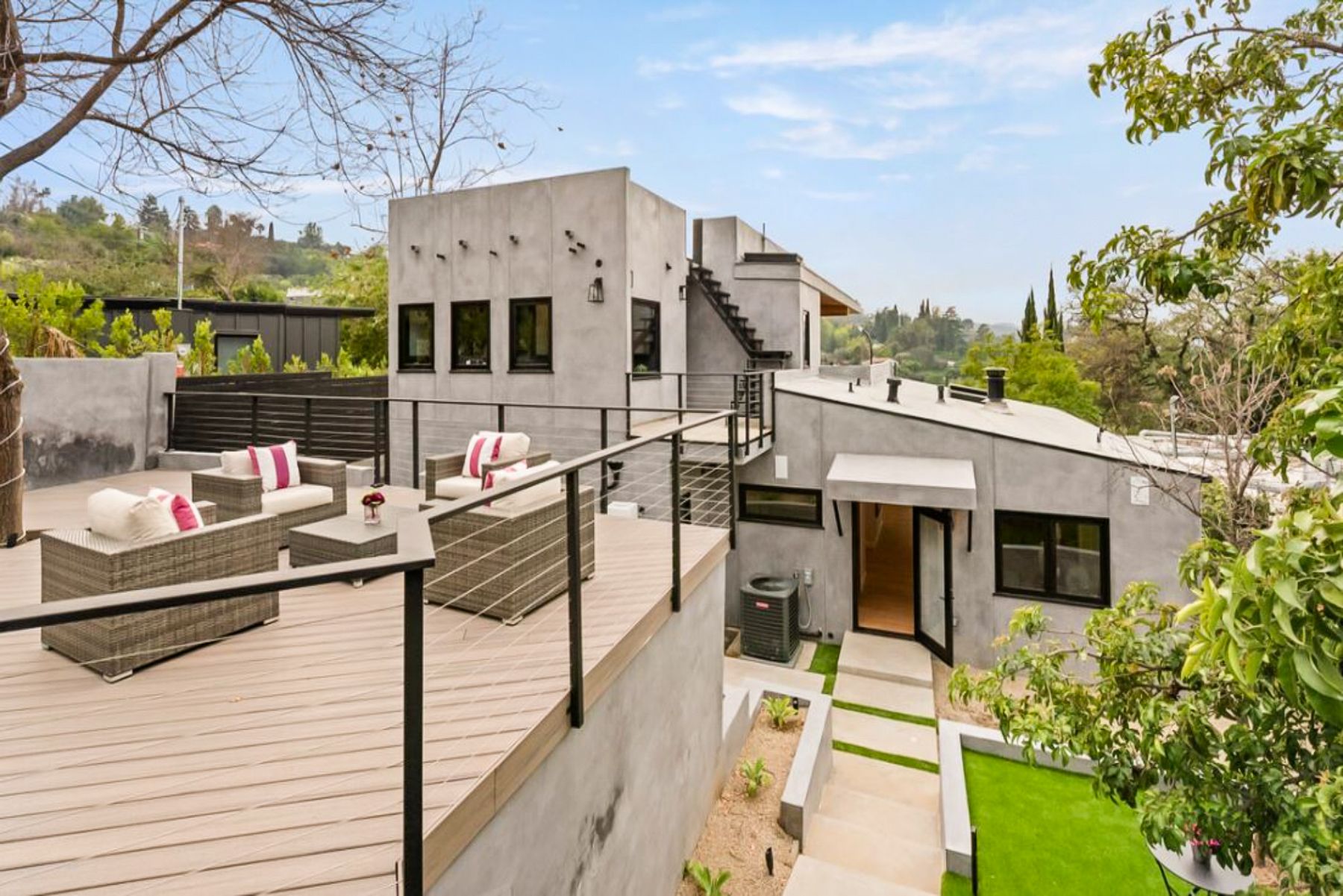 Villa Solstice Brentwood LosAngeles: 3-Bedroom Hillside Retreat with Spa in Studio City | Luxury