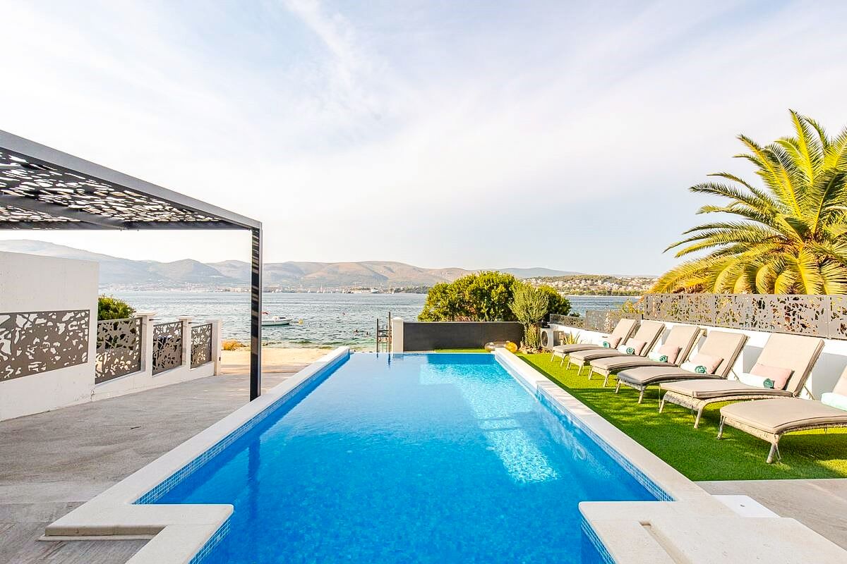 Villa Srebrna Škrila Trogir: 7-Bedroom Seafront Villa with Heated Pools and Sauna in Okru