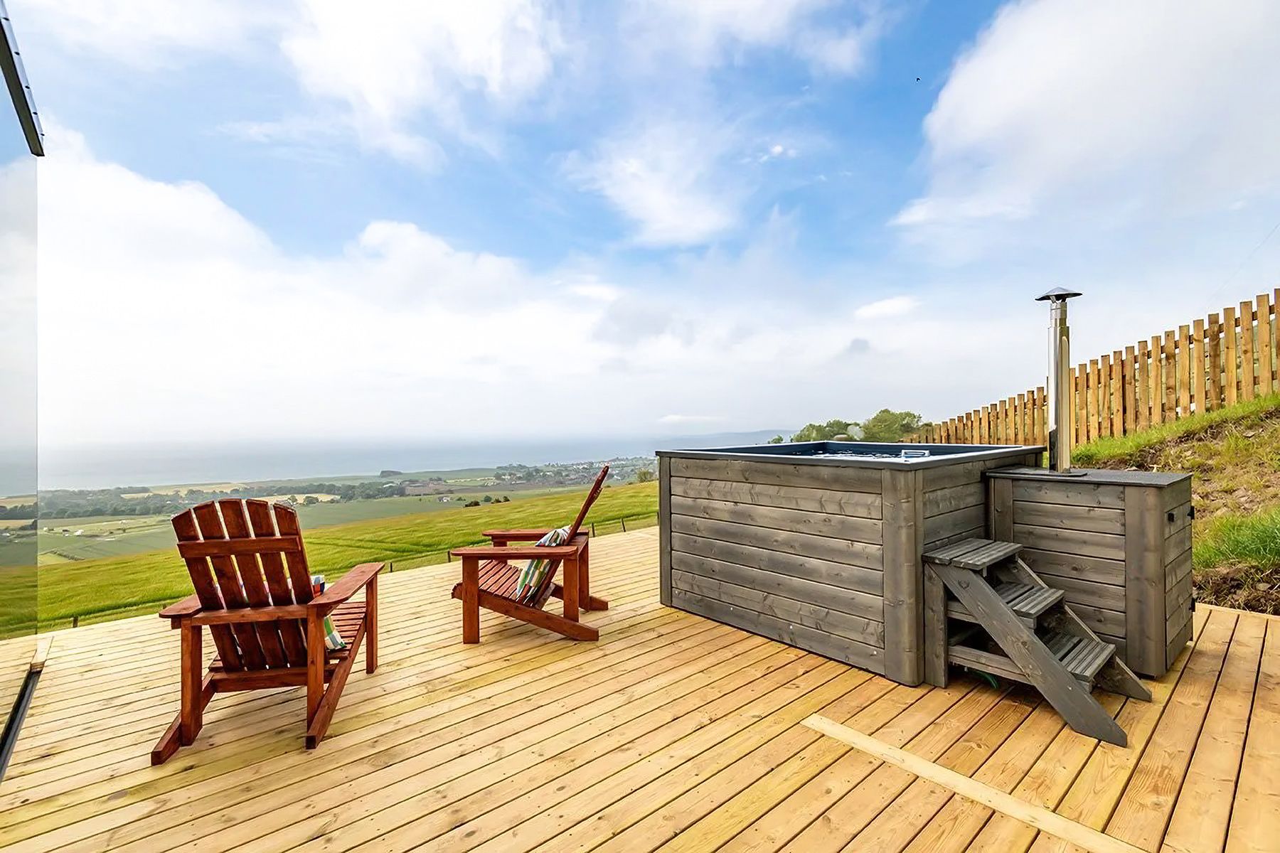 Villa Thistle Scoonie Leven: 1-Bedroom Countryside Retreat with Hot Tub and Sea Views in