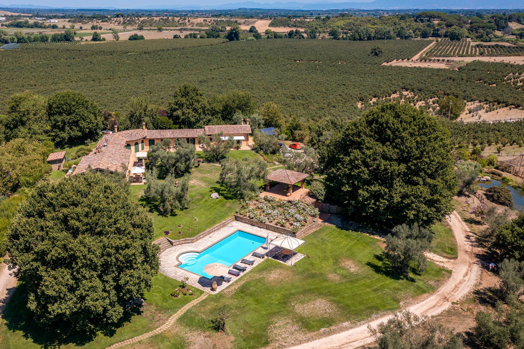 Villa Tufo Petrara Sutri: 6-Bedroom Luxury Villa Rental in Sutri VT with Historic Tufo