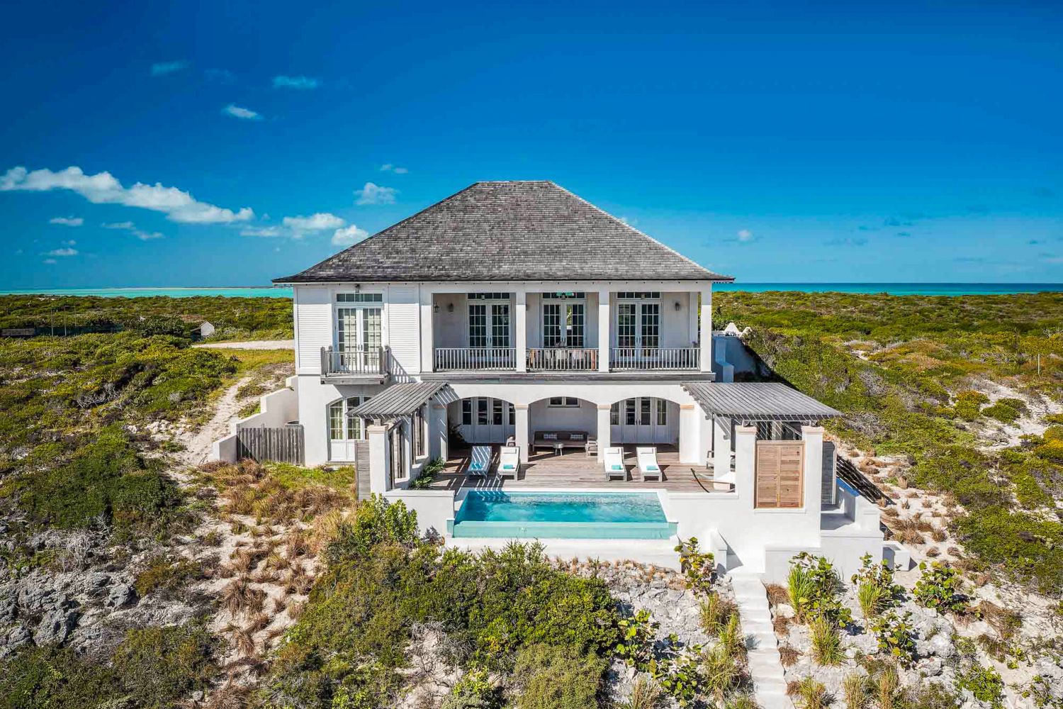 Villa Turquesa Neptune Ambergris: 3-Bedroom Oceanview Villa with Heated Pool and Spa in Amberg
