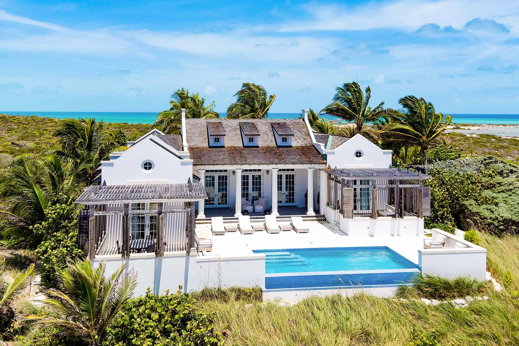 Villa Turquesa Waypoint Ambergris: 4-Bedroom Oceanfront Villa with Infinity Pool and Panoramic