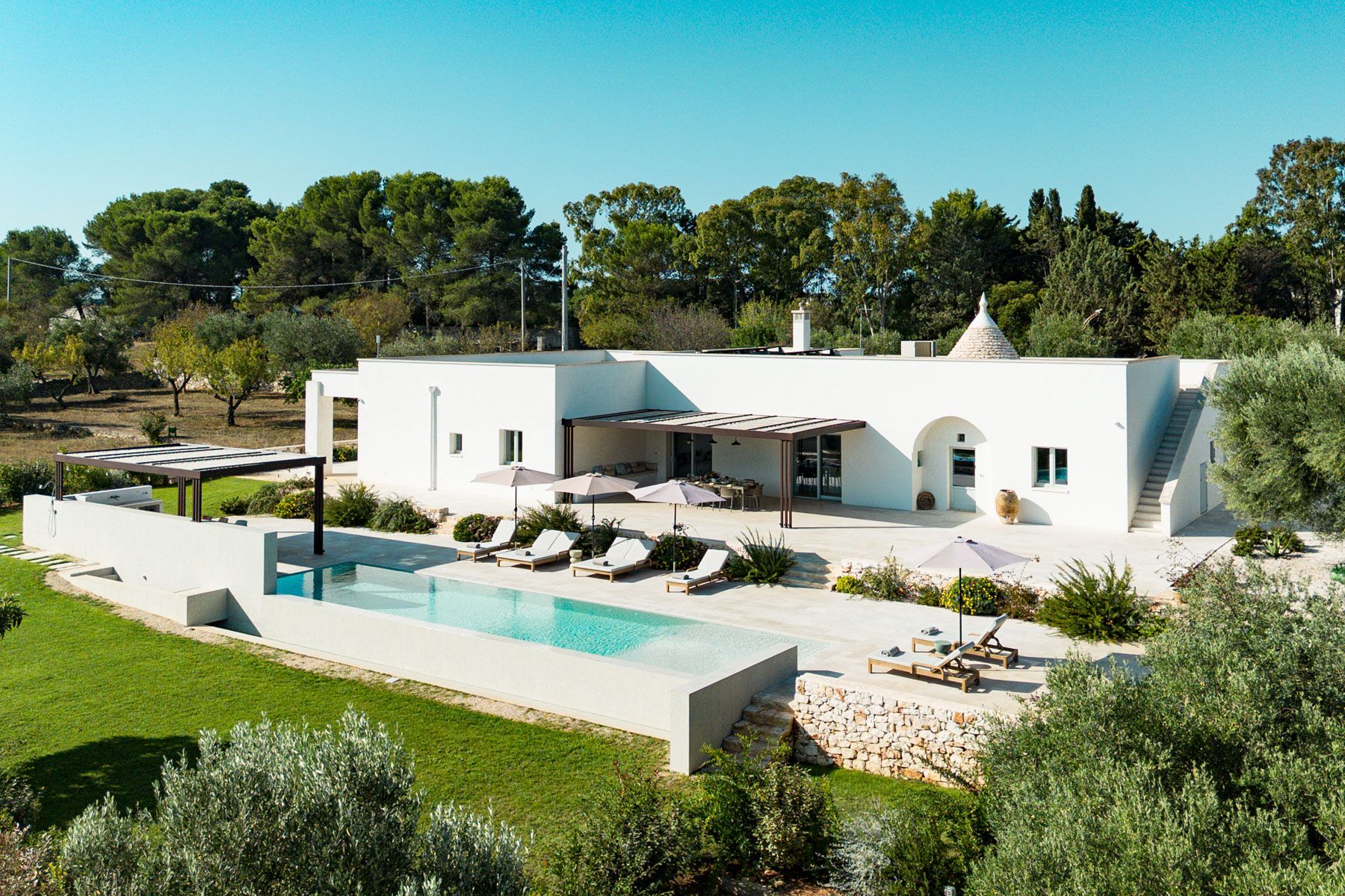 Villa Ulivo Cisternino Ostuni: 6-Bedroom Villa with Infinity Pool, Spa & Tennis Court in Os