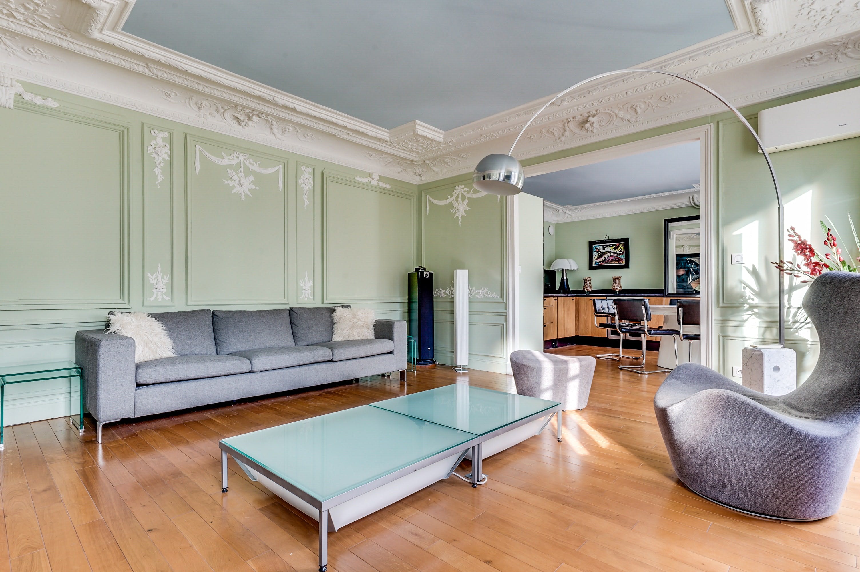 Villa Vermeil Proudhon Paris: Luxury 2-Bedroom Apartment with Spa and Parking, Grands Boulevards Paris