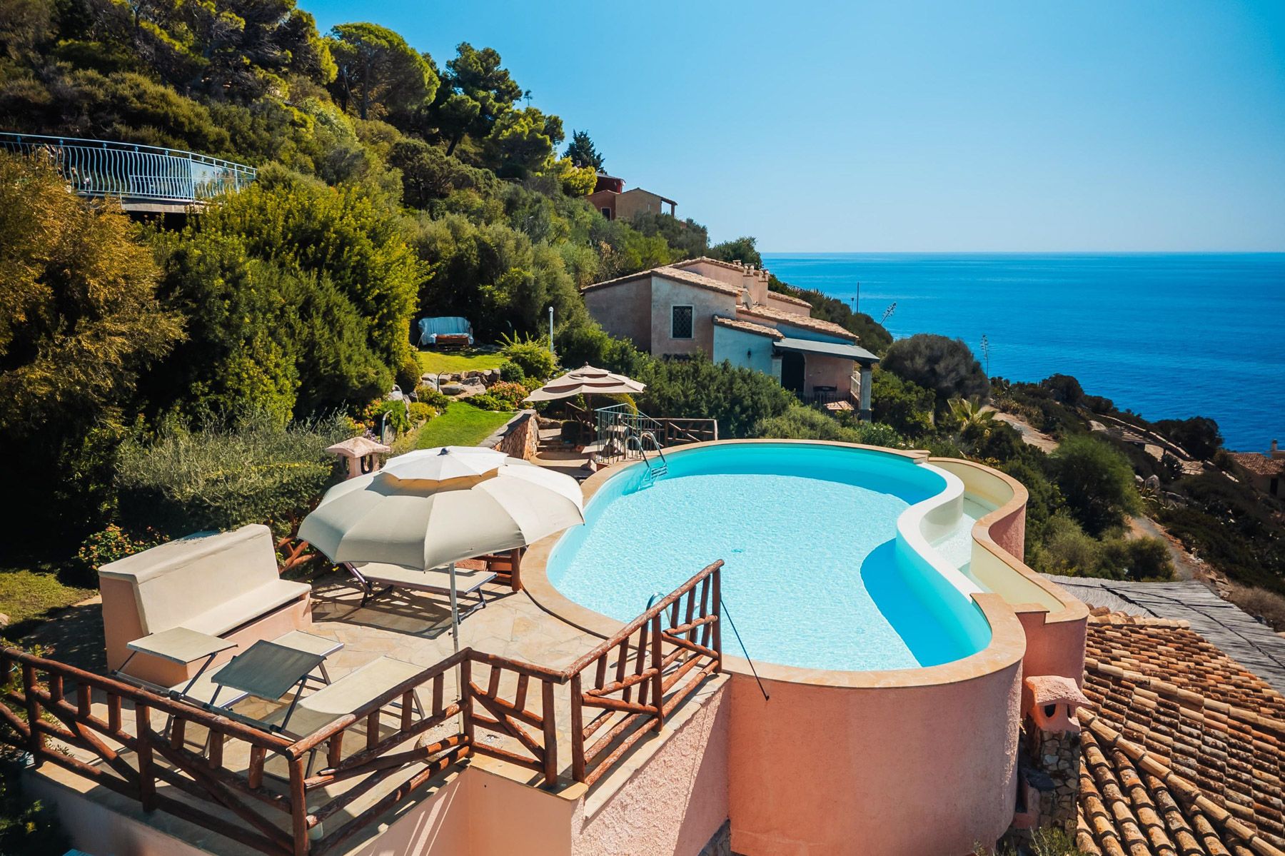 Villa Zaffiro Poetto Cagliari: 5-Bedroom Coastal Villa with Spa Near Stunning Sardinian Bea