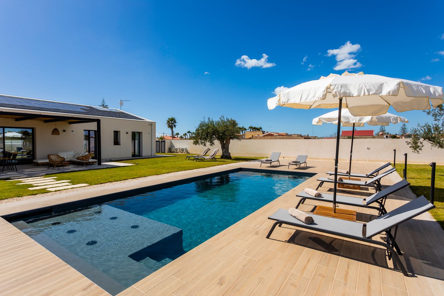 Villa Zagara Donnafugata Ragusa: 4-Bedroom Beachside Villa with Pool & Spa in Eastern Sicily