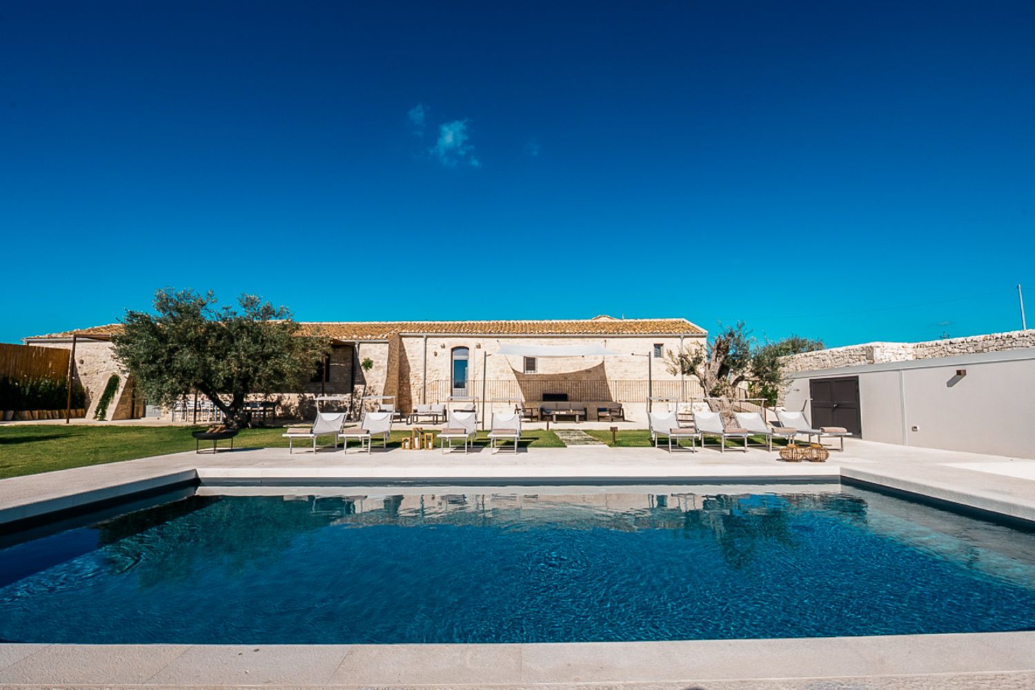 Villa Zagara Mulinello Sicilia: 6-Bedroom Countryside Retreat with Heated Pool & Spa in East