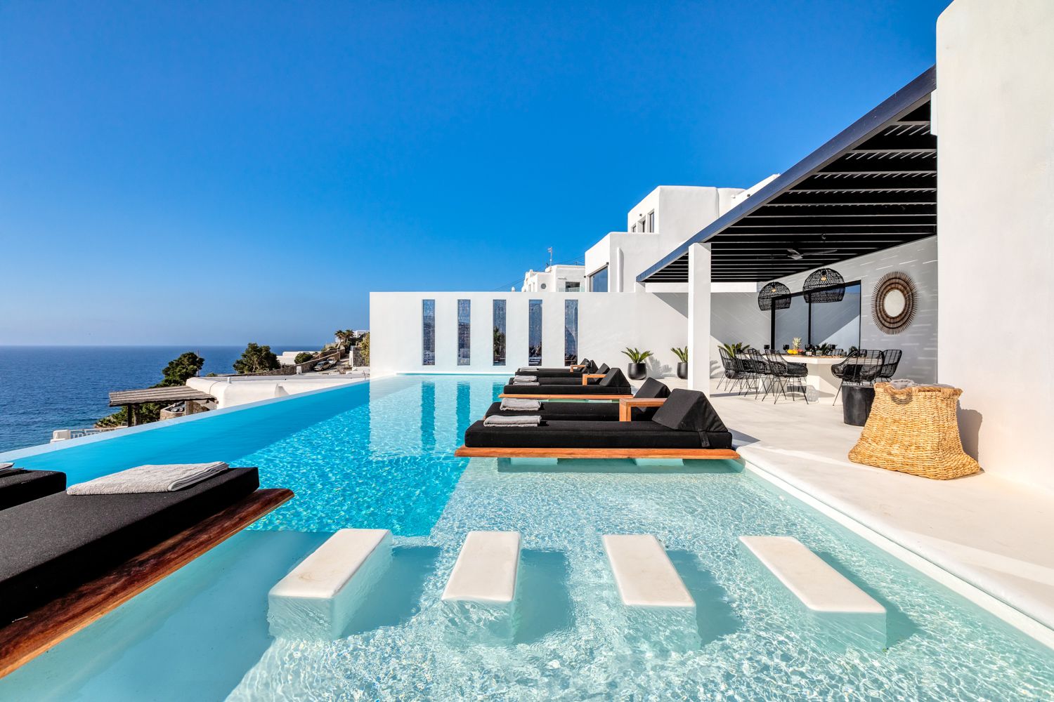 Villa Zéfyros Agia Anna Mykonos: 6-Bedroom Beachfront Villa with Infinity Pool and Sea Views