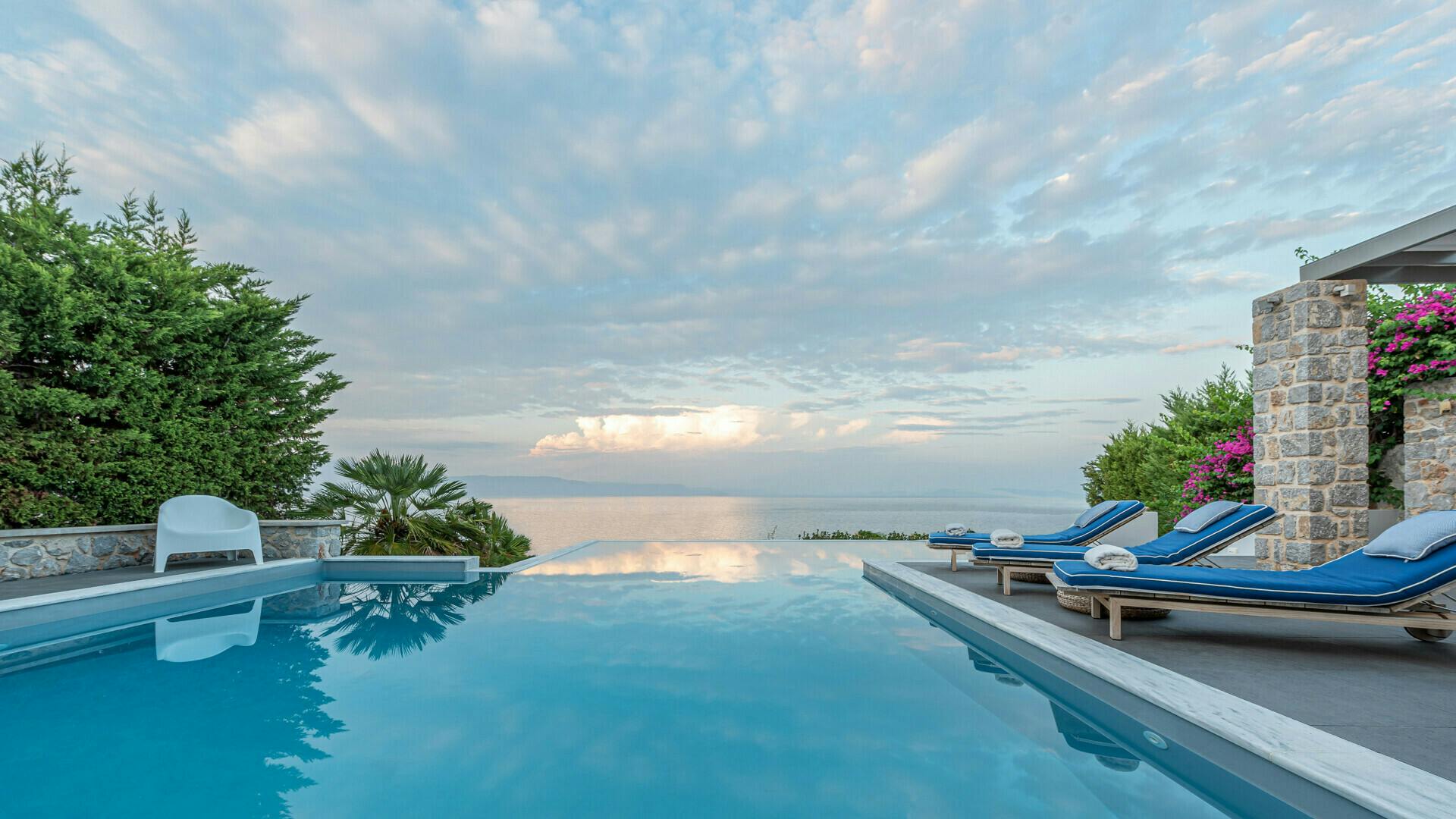Villa Zephyros Korfos Elios: Luxury 4-Bedroom Villa with Infinity Pool and Sea Views, Elios Greece
