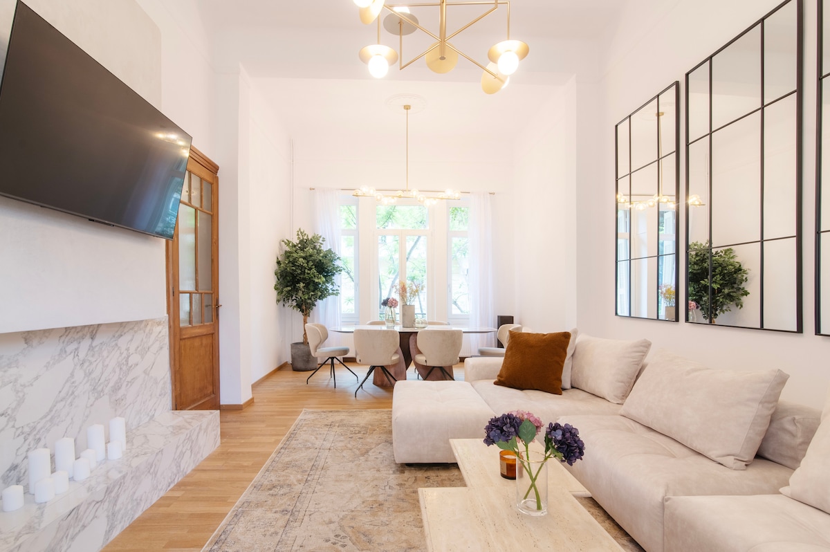 Villa Zephyros Plaka Athens: Luxury 4-Bedroom Villa with Private Pool and Hot Tub, Athens
