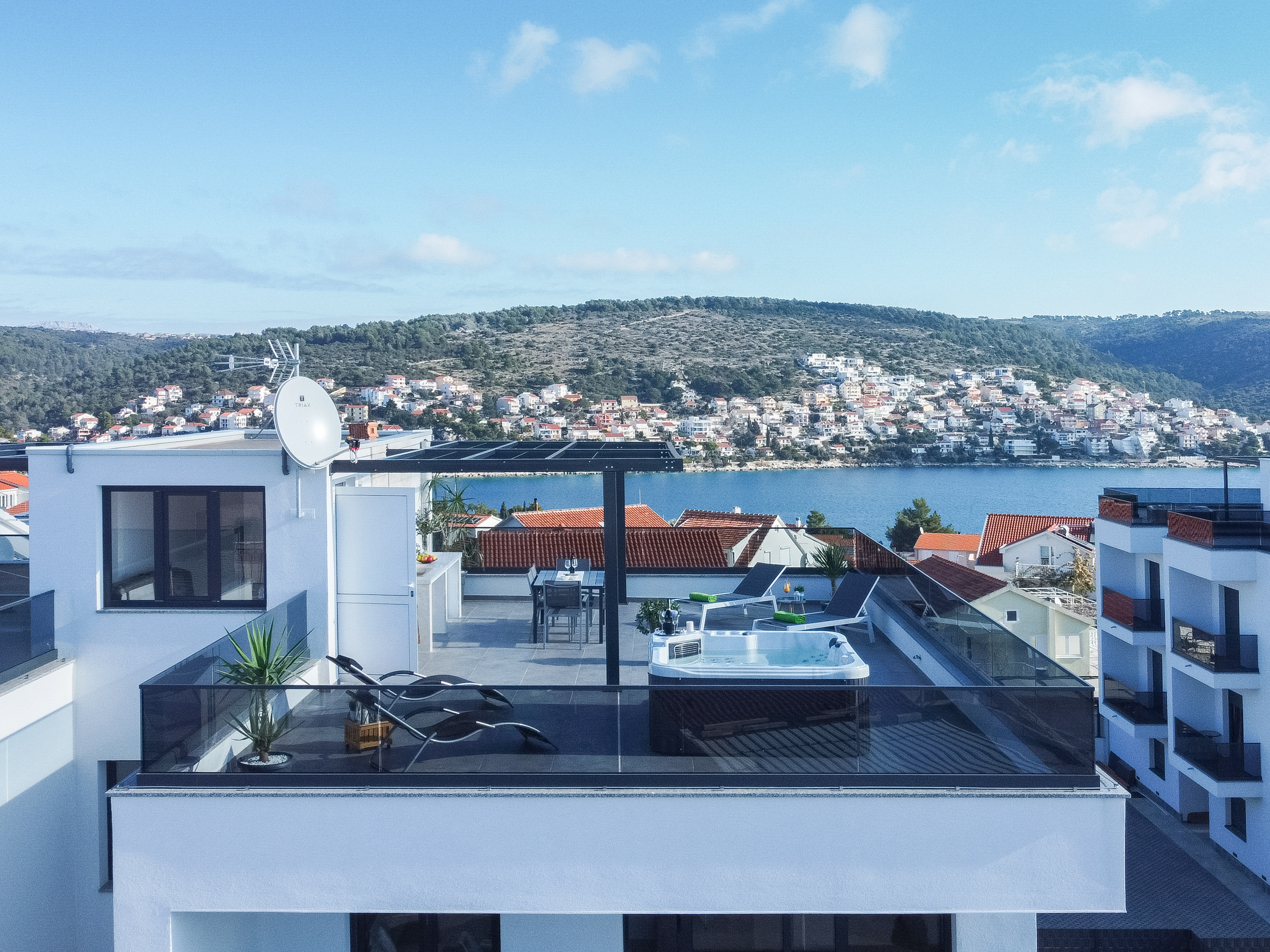 Villa Zlatna Uvala Split: Stylish 2-Bedroom Apartment with Hot Tub and Seaview, Split Croatia